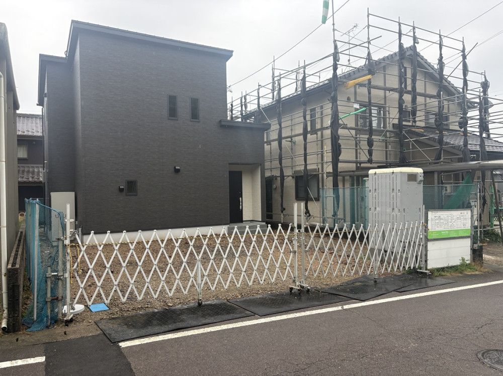 LIXIL「ネスカF」2台用のカーポートと土間コンクリート。イナバ物置「フォルタ」や三協アルミ「マイエリアⅡ」、防草シート・砂利敷までまとめて施工し、ブラックを基調とした統一感のある新築外構に仕上げました。