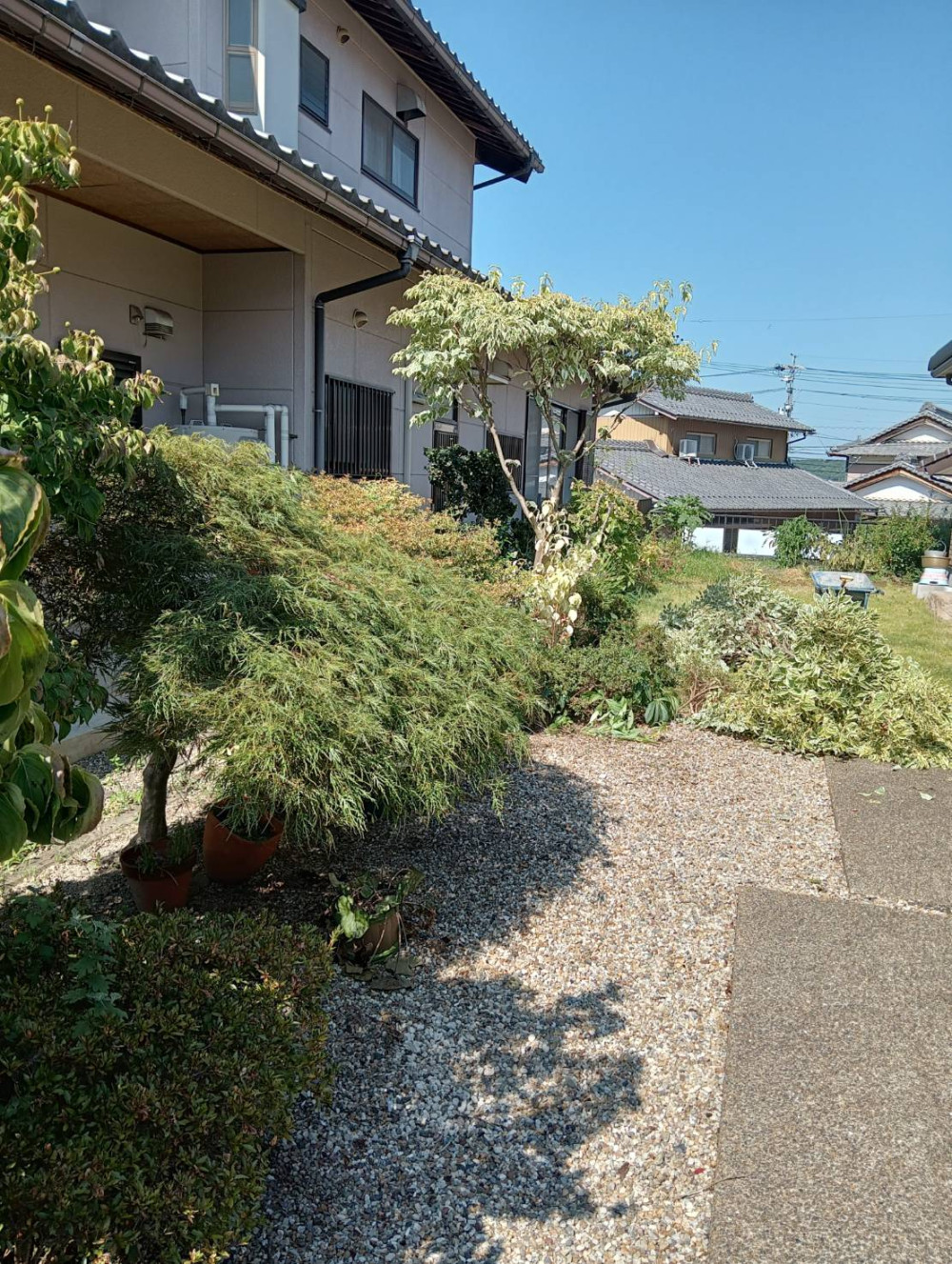 庭の樹木伐採・芝の撤去から防草シート・砂利敷設、フェンス設置まで一括施工しました。雑草対策を行い、管理しやすくすっきりとしたお庭に仕上げました。