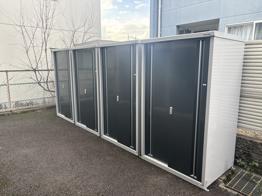 集合住宅にイナバ物置「シンプリーMJX-119EP」を9台設置し、入居者様の収納スペースを確保。あわせて「ダストボックスミニDBN-187M」も設置しました。