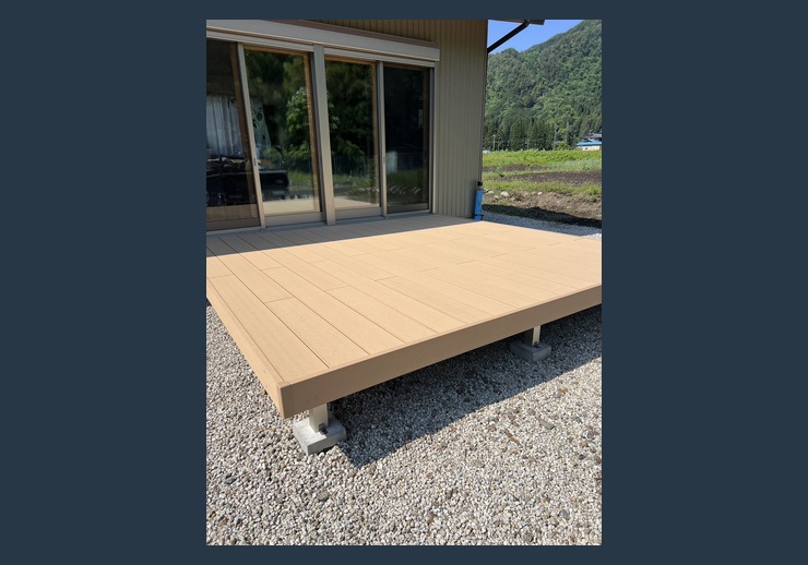 YKK AP「リウッドデッキS」を施工。明るい木調カラーが住まいに自然になじみ、室内とお庭をつなぐ開放的なくつろぎ空間に仕上がりました。