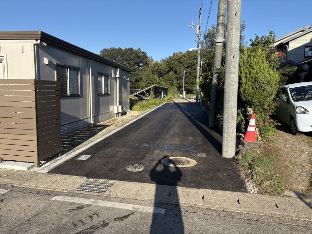 私道の舗装工事を行いました。路面を整え、車両や歩行者が通行しやすい安全で快適な道路に仕上げました。