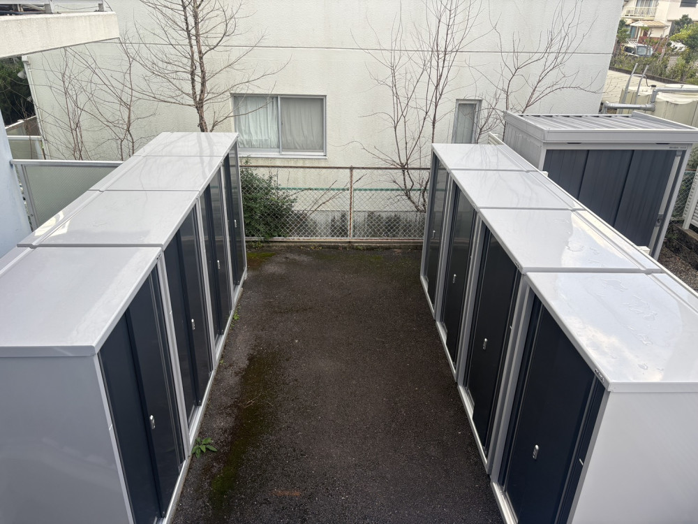 集合住宅にイナバ物置「シンプリーMJX-119EP」を9台設置し、入居者様の収納スペースを確保。あわせて「ダストボックスミニDBN-187M」も設置しました。